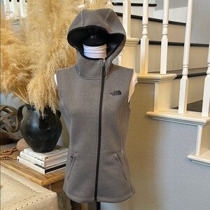 The North Face NWOT Women's Canyon Wall Hoodie Vest Size Small